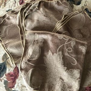 - Taupe table cloth & 4 matching napkins